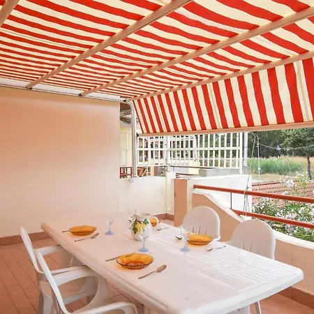 1 Bedroom Awesome In * Botricello